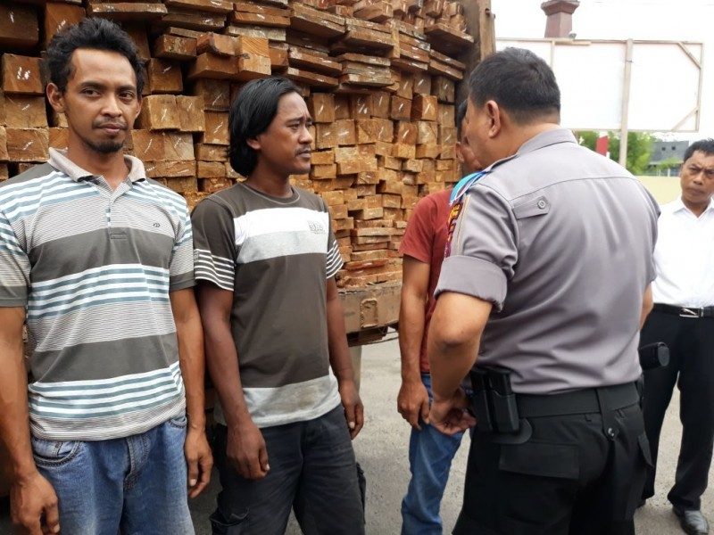 Polres Kotim Tangkap Truk Bermuatan Kayu Ulin Tanpa Izin Milik Perusahaan