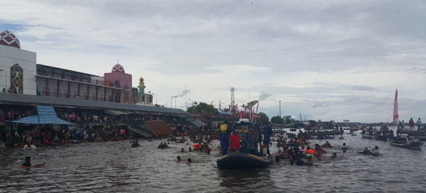 Asik! Dikawal Polair, Ratusan Masyarakat Antusias Ikut Tradisi Mandi Safar