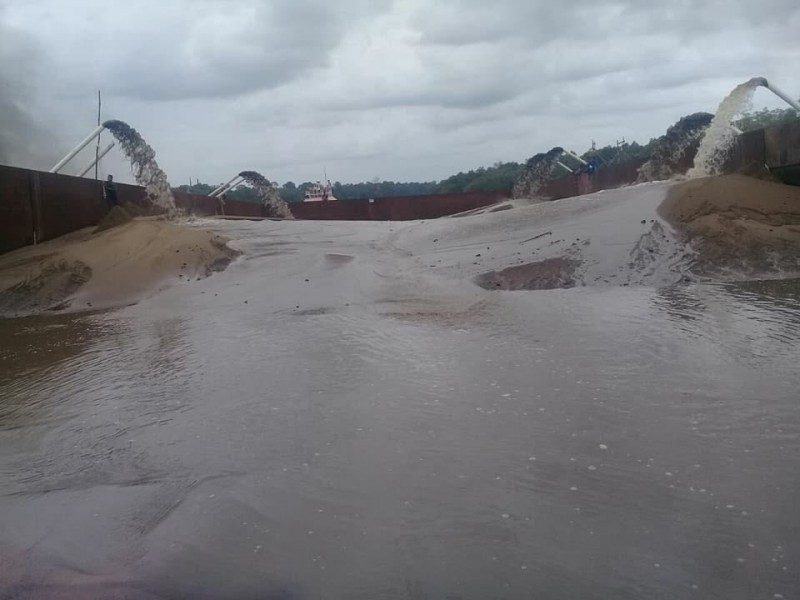 Diduga Belum Kantongi Izin, Tongkang CV KB Nekat Keruk Pasir di Das Mentaya