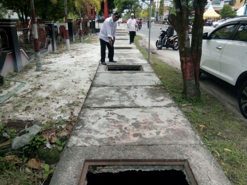 Banyak Hilang Dicuri, Dinas PU Kotim Cor Beton Tutup Drainase