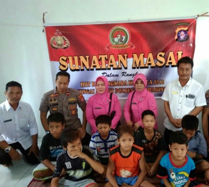 Peringati HUT Bhayangkari, Polsek Sungai Sampit Gelar Sunatan Massal