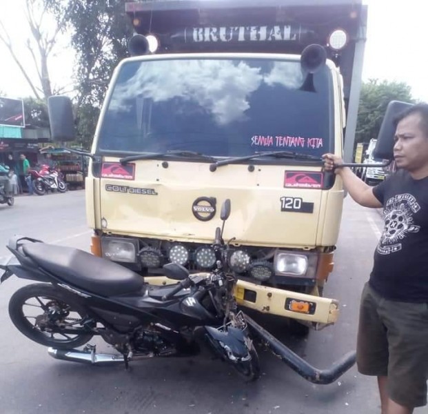 Dihantam Truk Dum, Pengendara Motor Satria Tewas