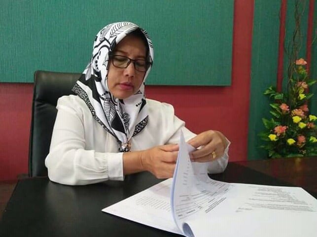 Kepala BKPP Kobar Aida Lailawati saat membuka data absensi ASN yang bolos kerja di hari pertama Selasa (11/6/2019). 