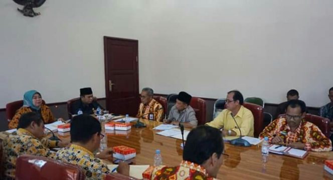 Bupati Kobar Kobar Hj Nurhidayah dan Wabup Ahmadi Riansyah saat memimpin rapat Kamis (13/6/2019).