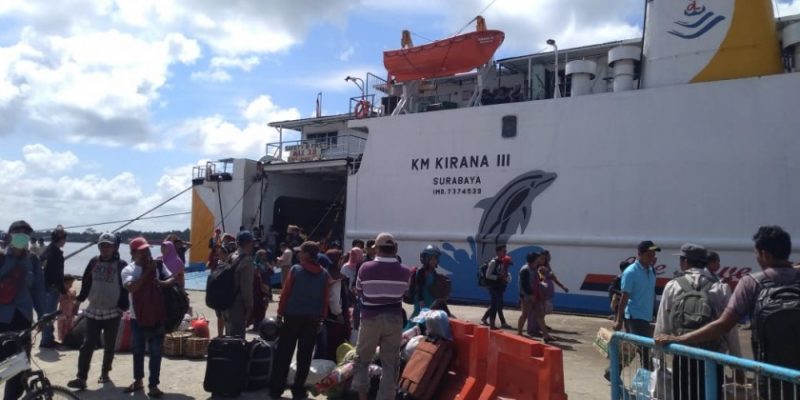 Sejumlah penumpang arus balik saat tiba di Pelabuhan Sampit Sabtu (22/6/2019). 