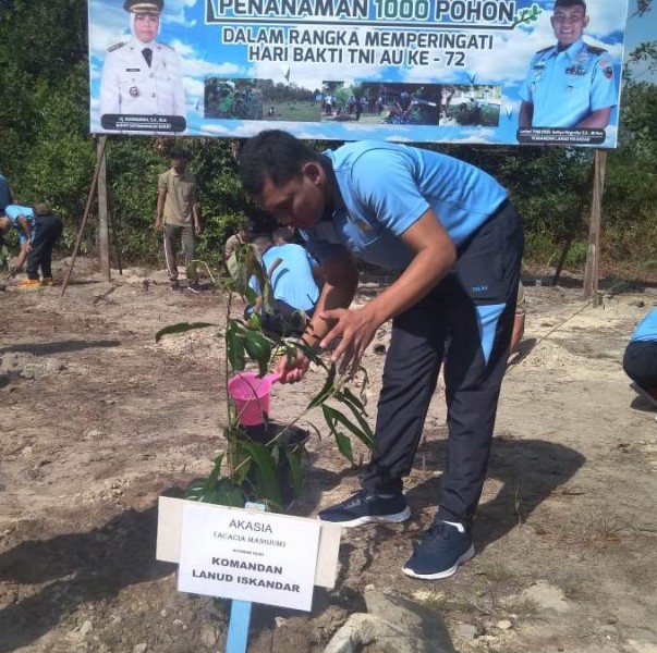 Danlanud Iskandar Pangkalan Bun, Letkol Pnb Didik Setiya Nugroho saat menanam bibit pohon Selasa (25/6/2019). 