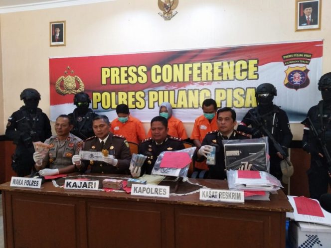 Kapolres Pulang Pisau, AKBP Siswo Yuwono BPM saat memberikan keterangan kepada awak media, saat press konferensi di Mapolres Pulpis, Rabu (10/7). 