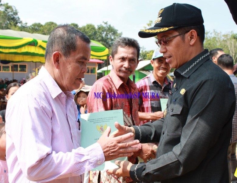Bupati Serahkan 50 Sertifikat PTSL ke Warga Bahitom