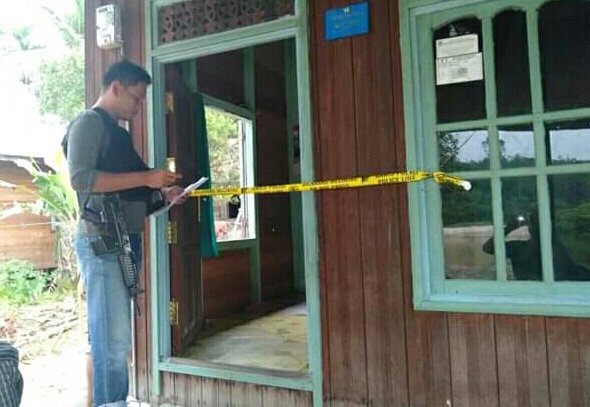 Anggota Polsek Kapuas Tengah saat melakukan olah TKP di rumah korban, Rabu (3/7/2019). 