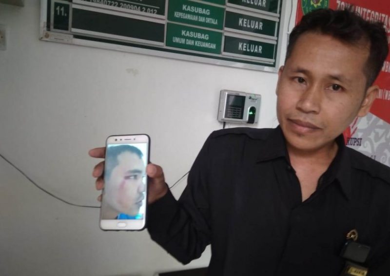 Petugas Kantor PA Pangkalan Bun saat memperlihatkan gambar korban yang terluka dipelipisnya di ponsel seusai disekap kedua pelaku, Rabu (17/7/2019). 