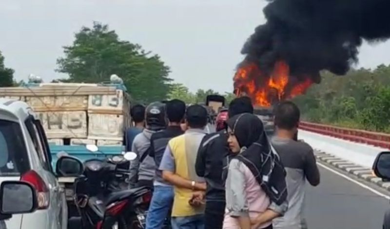 Warga pengendara saat menyaksikan peristiwa terbakarnya bus Polres Kapuas di Jembatan Tumbang Nusa Rabu (31/7/2019). 