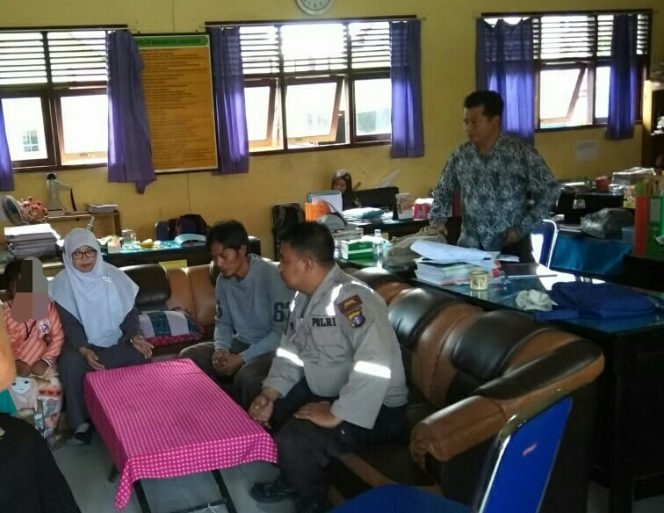 Orang tua korban dan warga saat dipertemukan di Polres Kobar, Rabu (31/7/2019). 