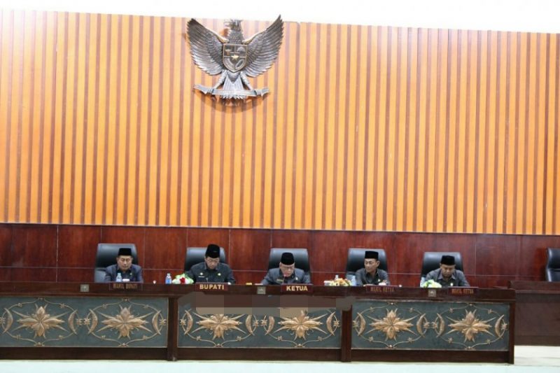 Ketua DPRD Mura Gad F Silam saat memimpin rapat paripurna di DPRD Mura Selasa (30/7/2019). 