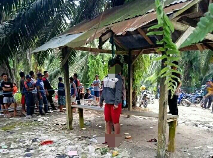 Jasad korban saat masih tergantung di TKP, Minggu (4/8/2019). 