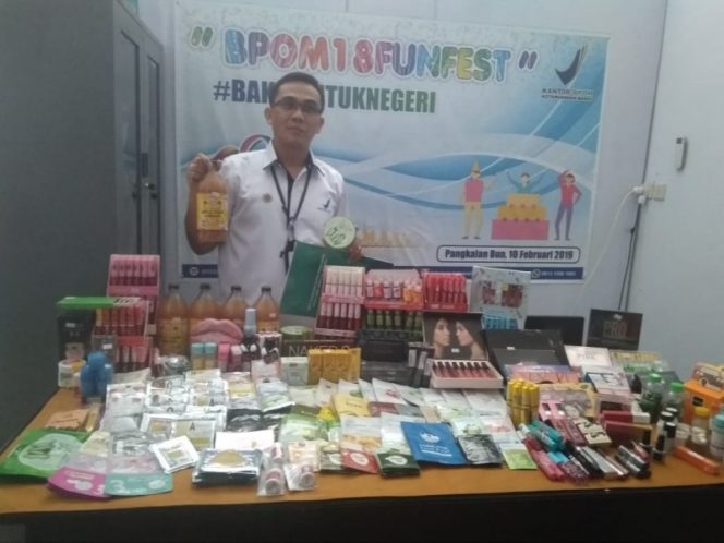 Kepala Loka POM Kobar Kodon Tarigan saat memperlihatkan barang bukti kosmetik illegal yang disita di Kantor Loka POM Kobar, Rabu (7/8/2019). 