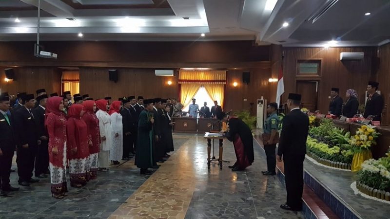 Ketua PN Pangkalan Bun Heru Karyono saat melantik 30 orang anggota DPRD Kobar Terpilih di Aula DPRD Kobar Senin (19/8/2019). 