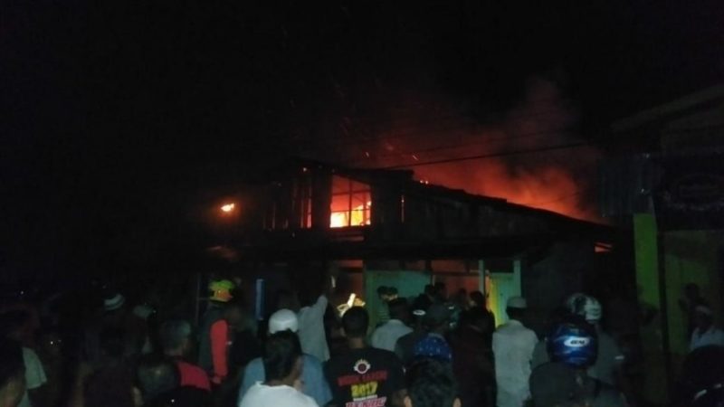 Api saat berkobar melahap bangunan barak, Senin (19/8/2019). 