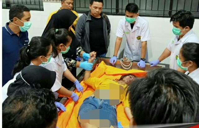 Jasad korban saat dievakuasi ke RSUD Doris Sylvanus Palangka Raya, Selasa (27/8) malam. 