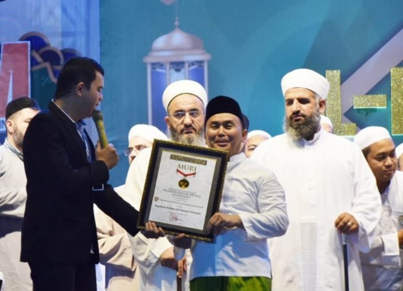 Gubernur Kalteng Sugianto Sabran saat menerima piagam penghargaan rekor MURI Sabtu (28/9/2019) malam. 