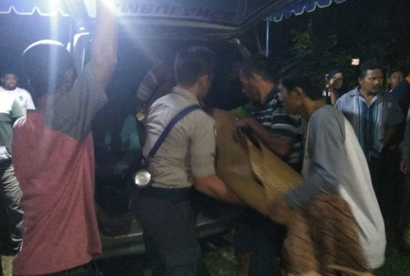 Jasad korban saat dievakuasi petugas kepolisian dan warga, Sabtu (31/8) malam. 