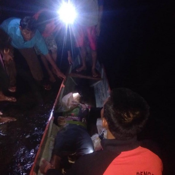 Tim gabungan baik dari Polsek Seruyan Tengah dan Koramil serta BPBD Seruyan saat mengevakuais jasad korban dibantu warga setempat Rabu (11/9) malam. 