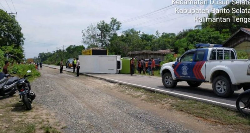 IST-Truk saat terguling membentang ditengah jalan Jumat (18/10/2019). 