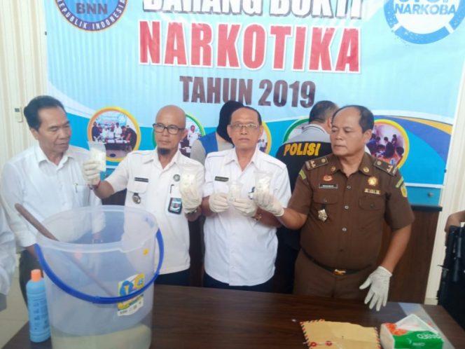 Kabid Pemberantasan BNNP Kalteng I Made Kariada saat memimpin acara pemusnahan barbuk sabu Rabu (23/10/2019). 