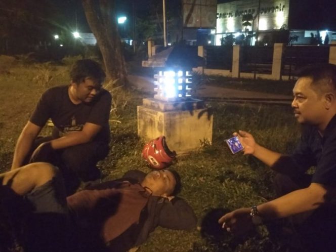 Seorang pemuda dalam kondisi diduga terpengaruh minuman keras saat tertidur nyenyak tepi Jalan Imam Bonjol Palangka Raya, Minggu (3/11/2019) dini hari. 