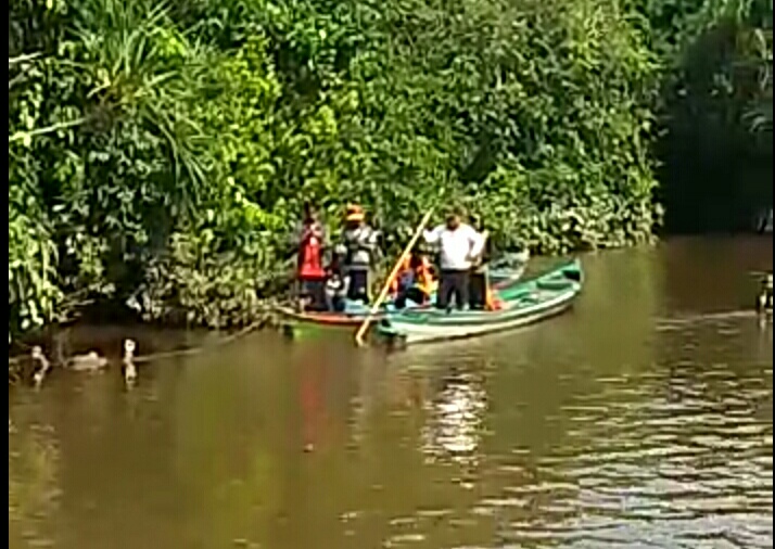 Jasad korban saat ditemukan tim gabungan mengapung di tepi Sungai Mentaya sekitar jarak 1 KM dari lokasi ia tenggelam, Senin (26/11/2019). 
