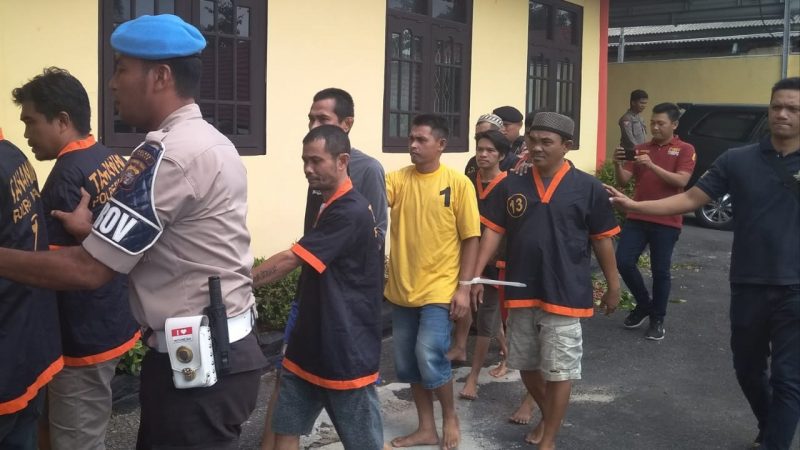 Para tersangka kasus narkoba saat digiring anggota untuk diekspos Rabu (27/11/2019). 