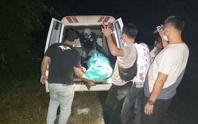 IST Polres Sukamara - Petugas Polres Sukamara saat mengevakuasi jasad korban Kamis (7/11/2019) malam. 