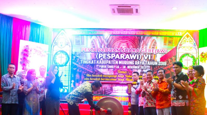 Bupati Mura Perdie M Yoseph saat memukul gong tanda dibukanya secara resmi kegiatan Pesparawi tingkat Kabupaten Mura Senin (16/12/2019) malam. 