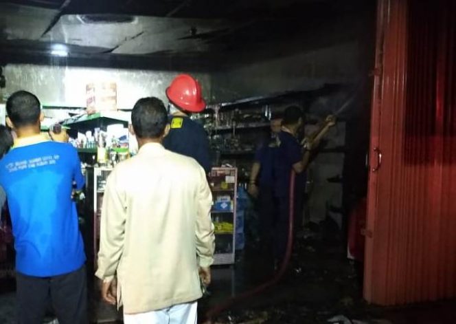 Petugas Damkar Kobar saat memadamkan sisa api di lokasi kejadian Rabu (4/12/2019). 