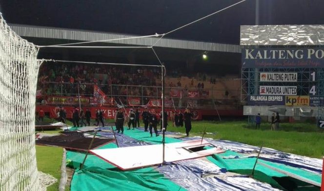 Aparat kepolisian saat menenangkan massa yang sempat membuat keributan seusai laga Kalteng Putra vs Madura United Jumat (6/12/2019) tadi malam. 