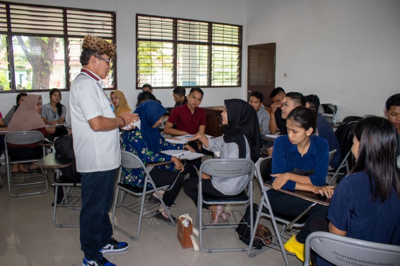 IST - Rektor UPR Andrie Elia saat berbincang dengan mahasiswa saat melakukan sidak ke sejumlah ruangan di kampus tersebut. 