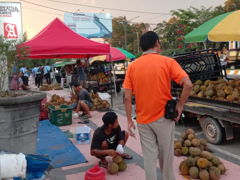 Pedagang buah durian saat berjualan di tepi jalan Kota Pangkalan Bun Rabu (18/12/2019). 