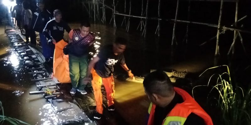 Petugas gabungan saat mengevakuasi jasad korban seusai ditemukan Kamis (19/12/2019) malam ini. 