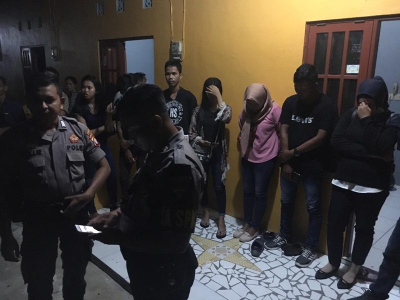 Ke delapan remaja saat diamankan anggota Polresta Palangka Raya seusai digerebek warga Kamis (26/12/2019) malam ini. 