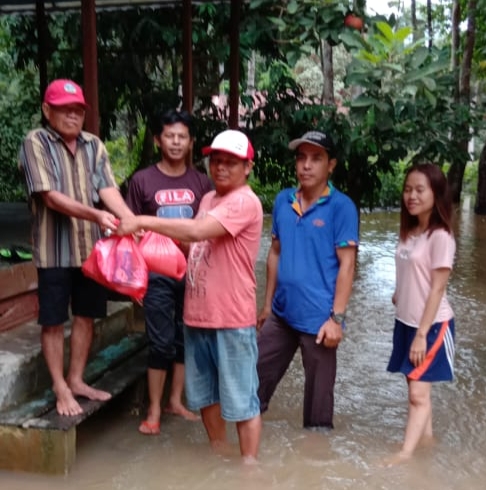 Pemdes Tangkan Bartim Salurkan Bantuan Untuk Korban Banjir