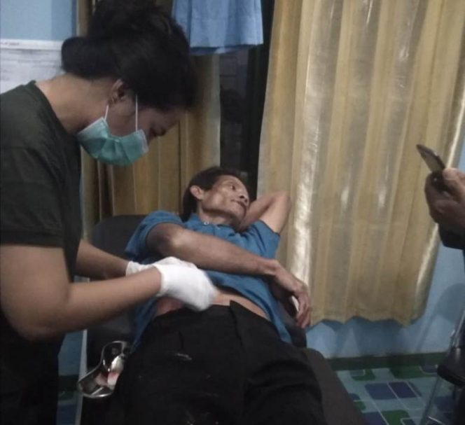 Korban saat mendapat perawatan oleh tim medis usai ditikam di perut oleh pelaku Rabu (1/1/2020) dini hari. 