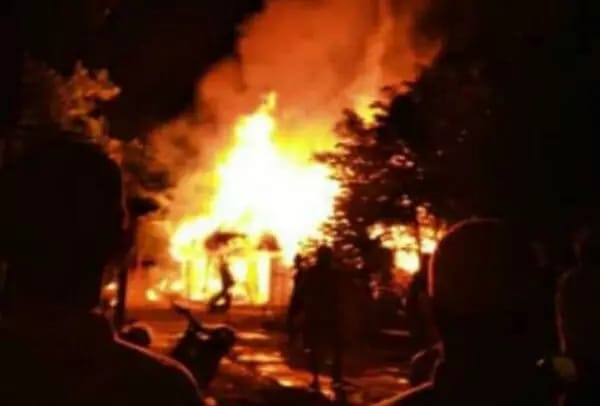Rumah korban saat terbakar hebat seusai kejadian Kamis (23/1/2020) tadi malam. 