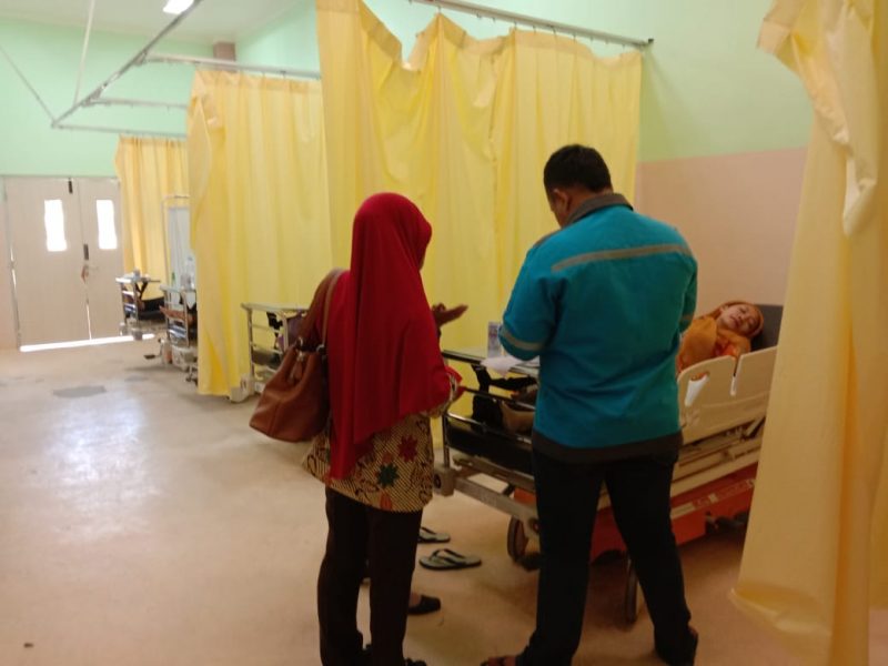 Salah seorang karyawati saat terbaring lemah ketika mendapat perawatan intensif di rumah sakit Rabu (29/1/2020). 