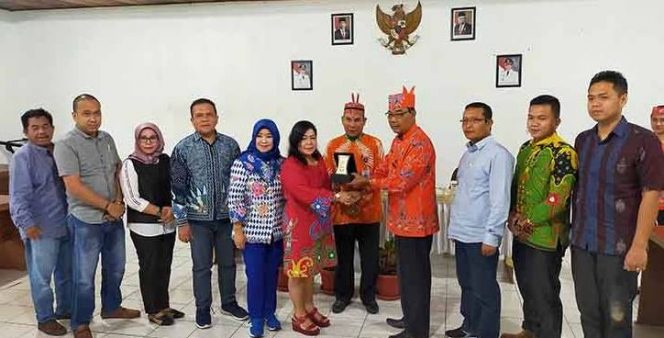 IST- Ketua Komisi B DPRD Kota Palangka Raya Nenie A Lambung saat serah terima cenderamata Jumat (31/1/2020). 