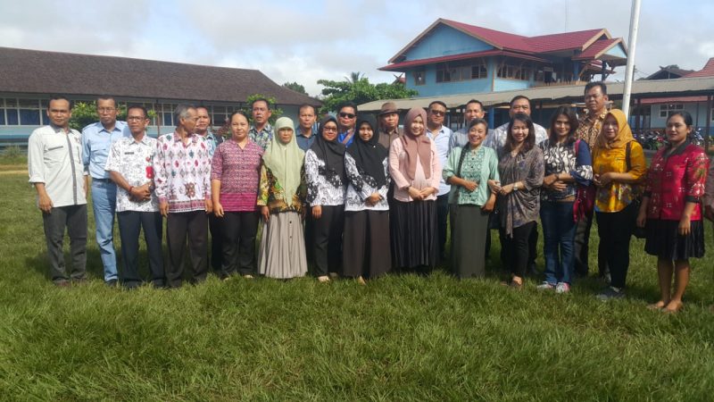 Rombongan Komisi II DPRD Kalteng saat poto bersama dengan pengurus dan tenaga pendidik sekolah PT Dwima Kamis (13/2/2020). 