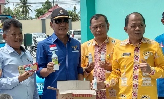 Anggota DPR RI asal Kabupaten Kobar, Bambang Purwanto, menyerahkan bantuan APD dan lainnya kepada Direktur RSUD Sultan Imanudin Pangkalan Bun, Kamis (26/3/2020) 