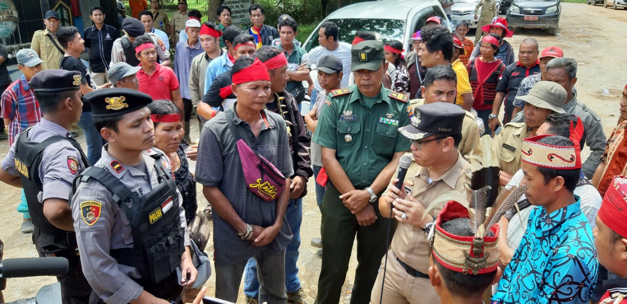 Ratusan Warga Dayak Pangkut Demo PT Astra