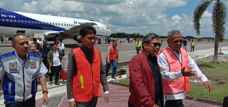 Wamen LHK RI Alue Dohong saat disambut langsung Sekda Kobar Suyanto ketika tiba di Bandara Iskandar Rabu (4/3/2020). 