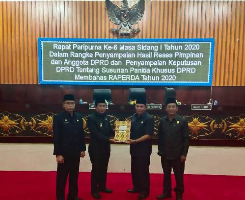 Dewan Serahkan Dokumen Hasil Reses Tiga Dapil