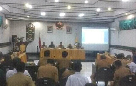 Sekda Kotim Halikinnor saat memimpin rapat penetapan libur sekolah di Kabupaten Kotim Senin (16/3/2020). 