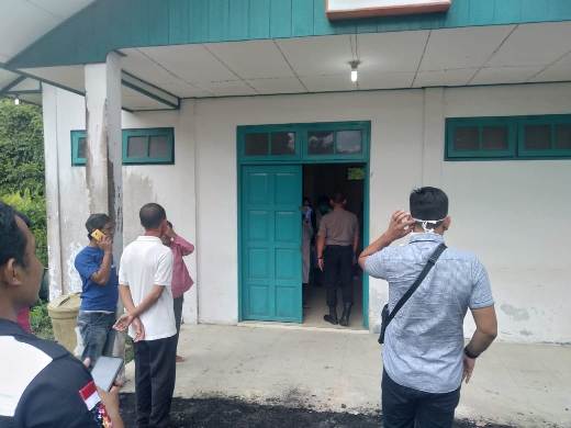 Anggota polisi dan warga saat mengunjungi kamar mayat RSUD Murjani Sampit saat proses otopsi Kamis (26/3). 